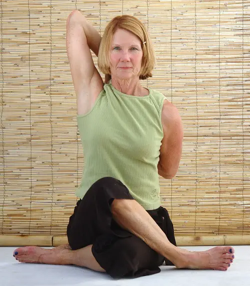 Mujer madura haciendo yoga