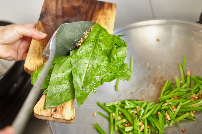 Vegetales de hoja verde acelgas espinacas