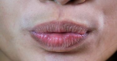 Una mujer joven con los labios oscuros