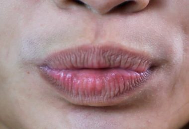 Una mujer joven con los labios oscuros