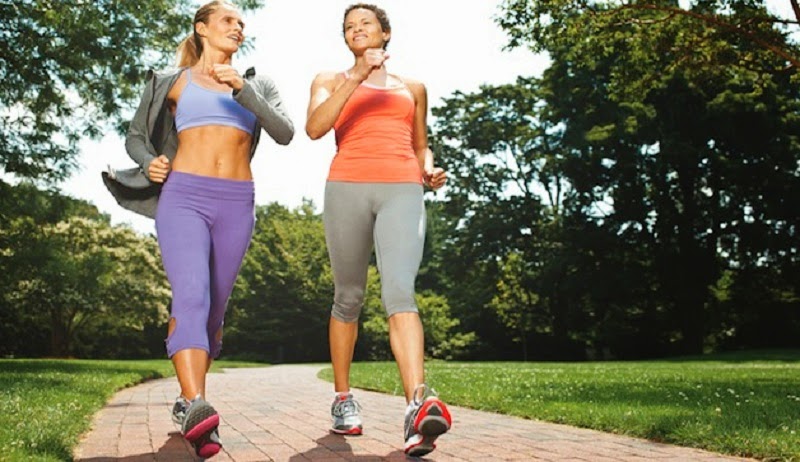 mujeres haciendo deporte