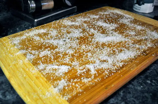 Tabla de picar cubierta de sal