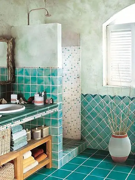 decorar un baño estilo rústico color aqua y ducha integrada