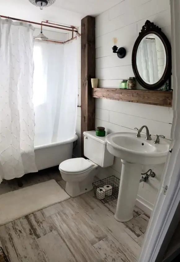 decorar un baño con colores blancos y bañera