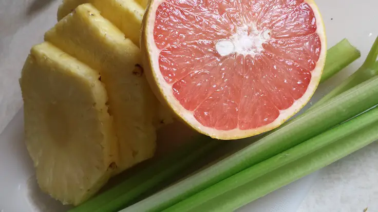 dieta para bajar de peso con pomelo, apio y piña