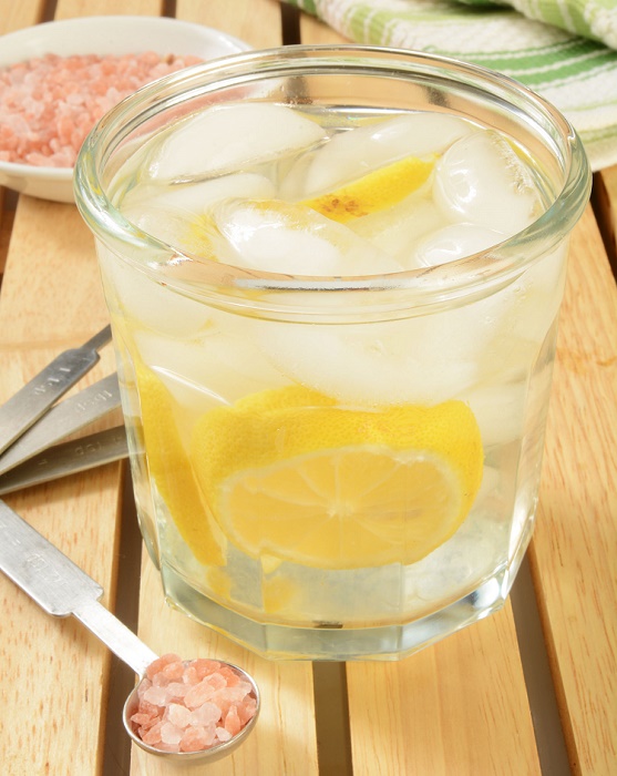 Agua alcalina limón y sal