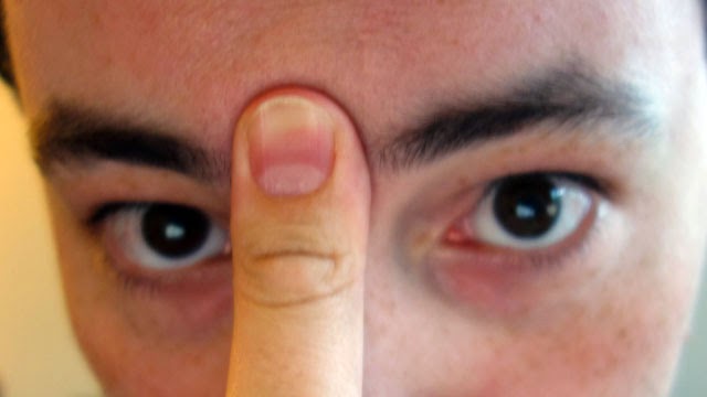 despejar los senos paranasales con el pulgar
