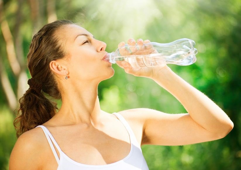Mujer bebiendo agua