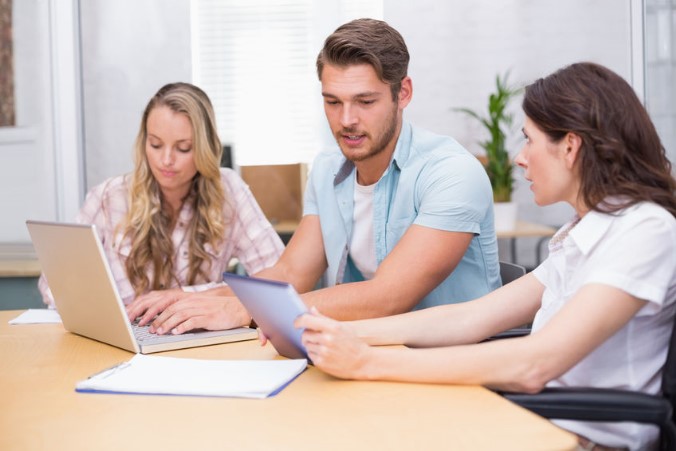 personas trabajando en una oficina