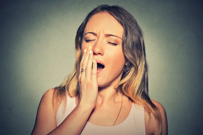 Jove mujer que padece apnea del sueño