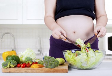Mujer embarazada con posible formación de estrías en los senos