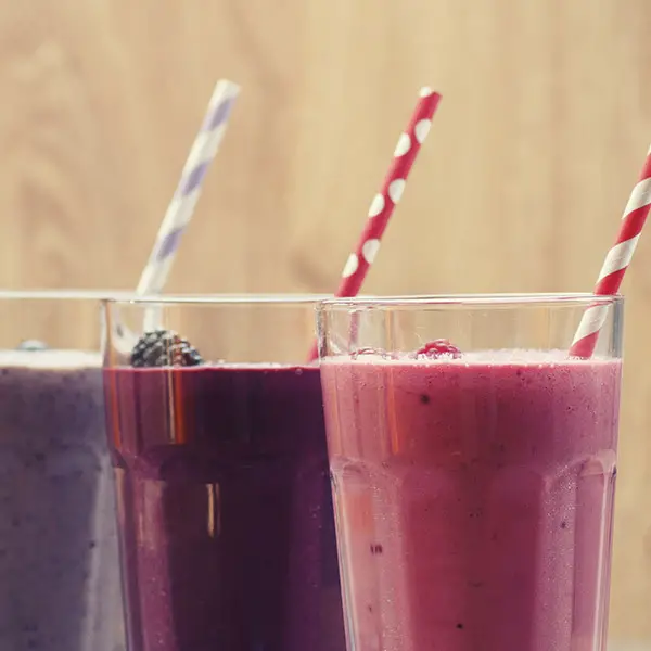 licuado de fresas y arándanos para una piel brillante