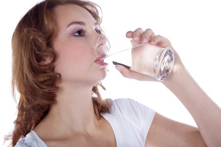 evacuar mejor Mujer bebiendo agua