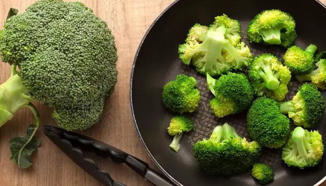 brócolis cocinados una excelente manera de consumir alimentos que son quemadores de grasas