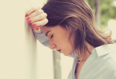 Una mujer con fatiga por tener el hígado graso