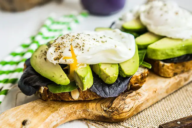 Una deliciosa receta de huevos fritos junto al aguacate