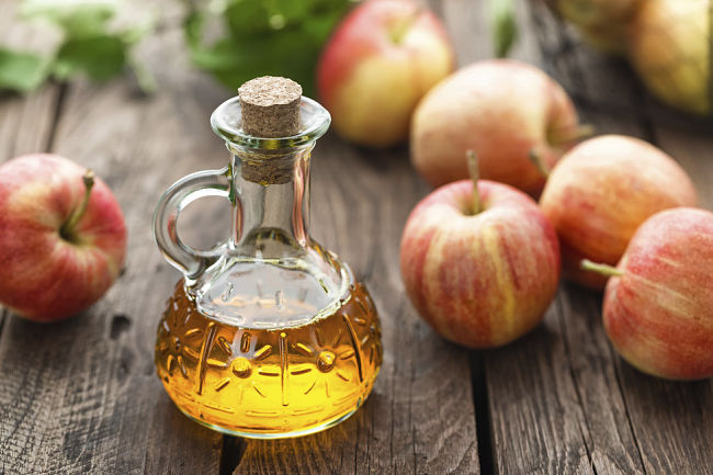 vinagre de manzanas en una botella, una poderosa fuente para quemar grasa
