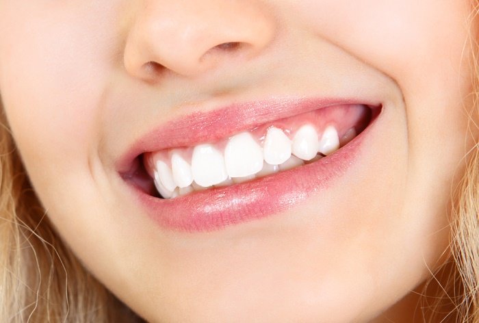 Sonrisa dientes blancos con bicarbonato de sodio