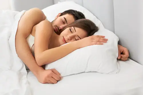 pareja durmiendo cuchara