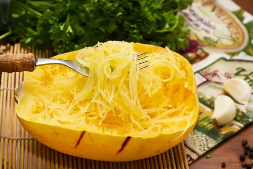 calabaza spaghetti afuera de la heladera