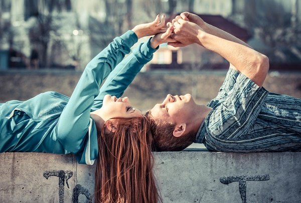 pareja enamorada casados