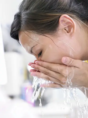 lavar cara con agua de arroz