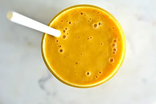 licuado de cúrcuma con piña y mango