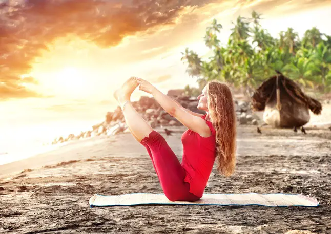 Donna che esegue una postura yoga per mantenere la figura