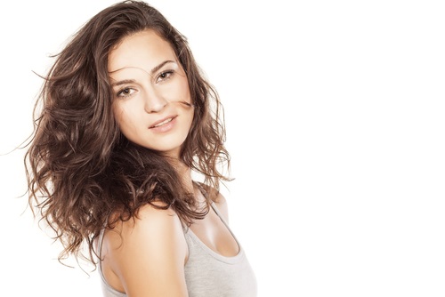 Cabellera con ondas suaves y naturales