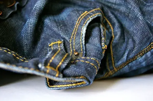 eliminar manchas de grasa en jeans y pantalones