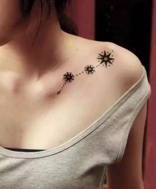 Un chica con tatuajes de esferas