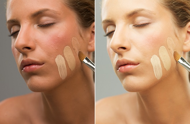 Mujer aplicando la base de maquillaje para el rostro