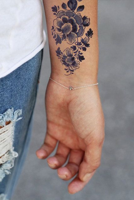 Flor estilo tribal tatuada en el brazo