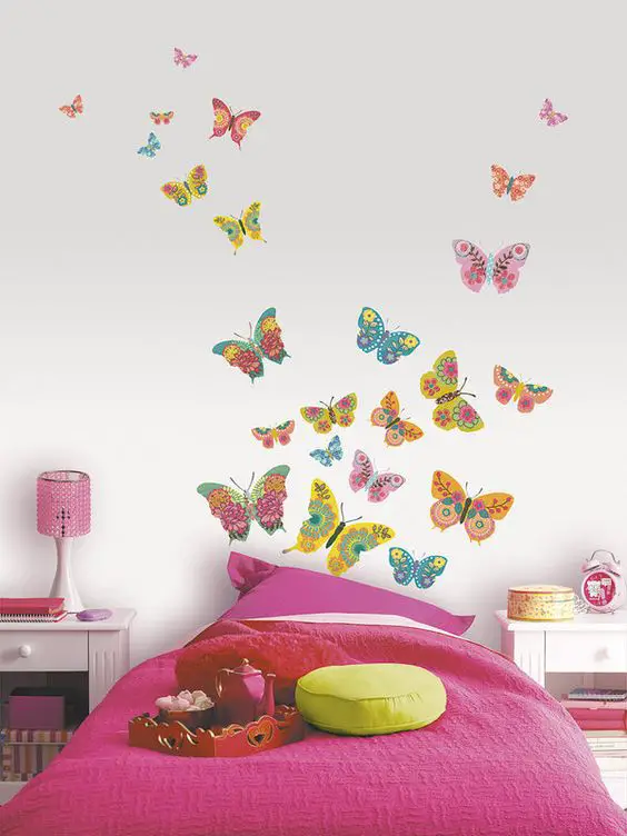 mariposas pintadas en la pared del cuarto de niños