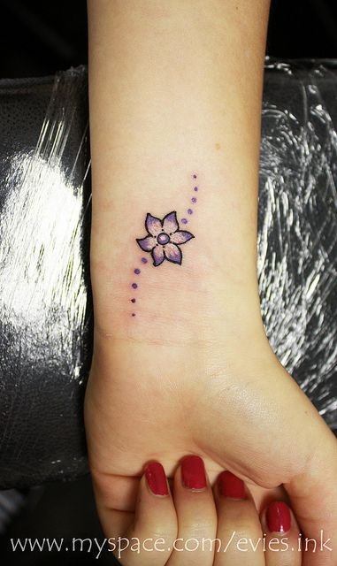 Tatuaje de flor en el brazo