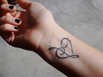 tatuaje en el brazo de una mujer con dibujo de corazón