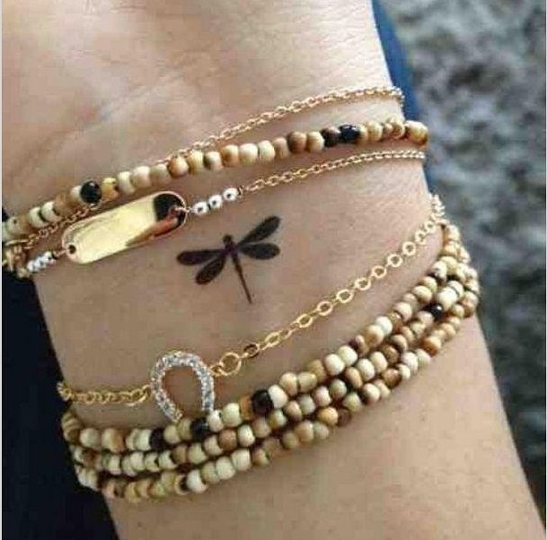 tatuaje minimalista en la muñeca