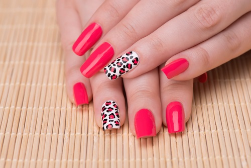 Uñas rojas pintadas con estilo de leopardo