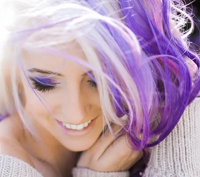 tendencias en cabello gris con mechas de colores