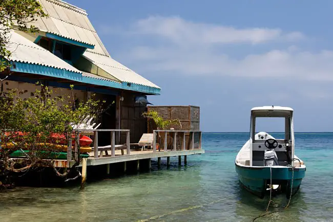 Casa flotante en la costa