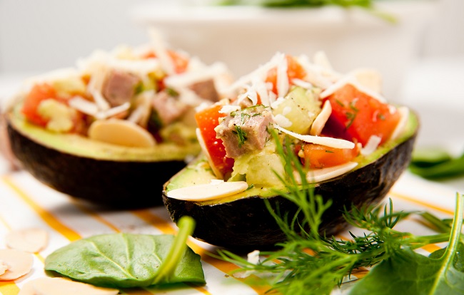 Platillo delicioso de aguacate relleno que se incpora a las dietas vegetarianas