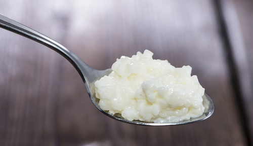 Una cucharada de qrroz blanco preparando el queso de arroz