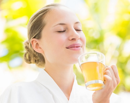 bebiendo una taza de té verde