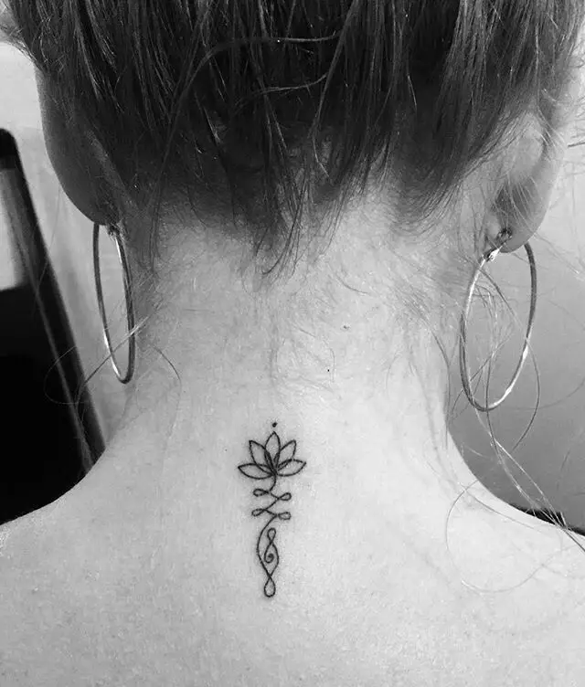 Una mujer con una flor de loto tatuada en su espalda