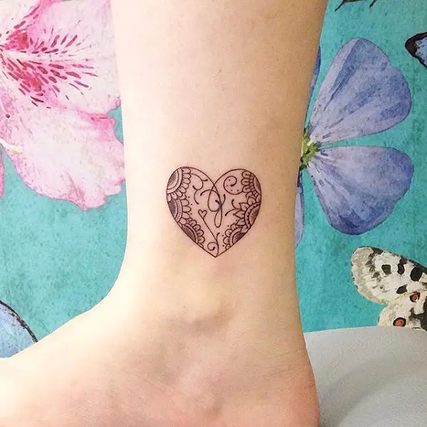 una mujer con un tatuaje pequeño de un corazón en su pierna