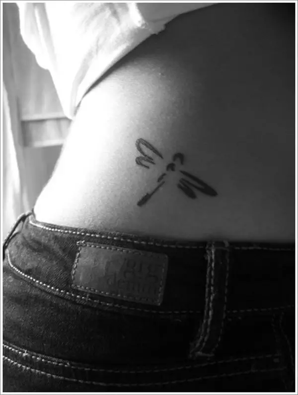 Mujer con un tatuaje en la espalda con el diseño de una libélula