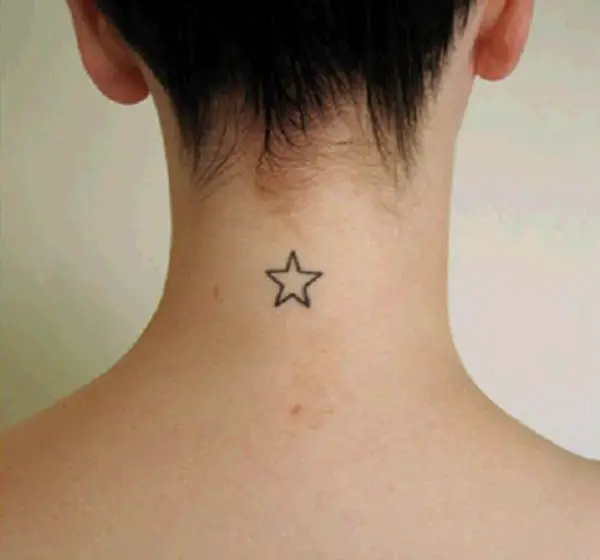 chica joven con un tatuaje de una estrella en su nuca con un pequeño diseño