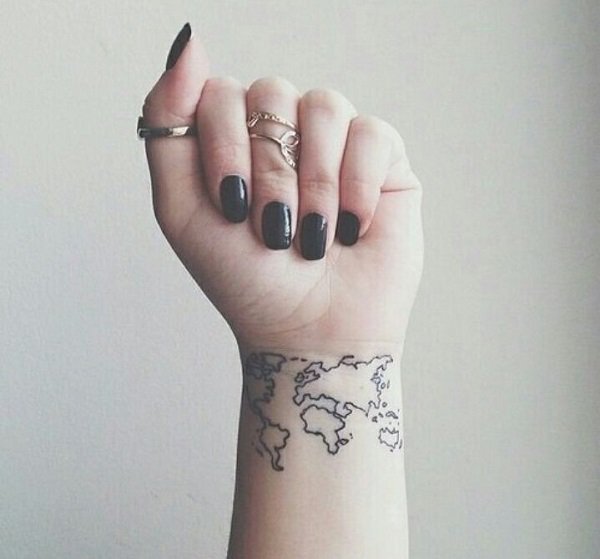 un pequeño mapa del mundo tatuado en el brazo de una mujer