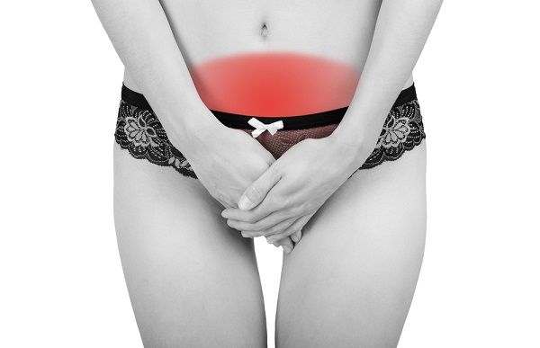 mujer luchando con la salud íntima femenina al sentir picazón y comazón en la zona vaginal