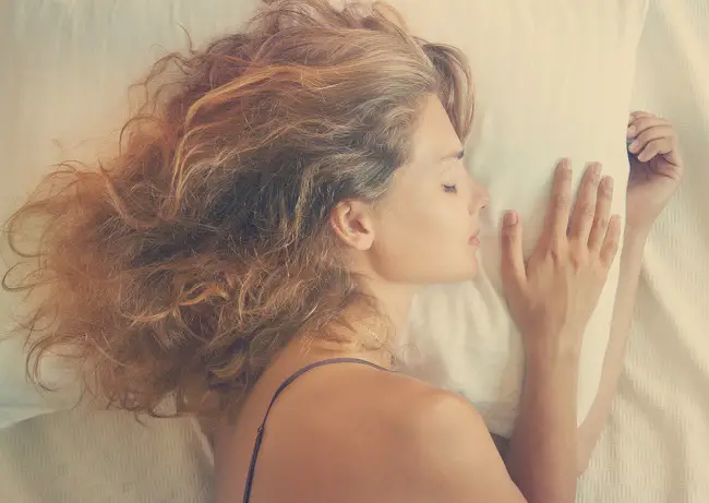 Mujer duerme con un diente de ajo debajo de la almohada 